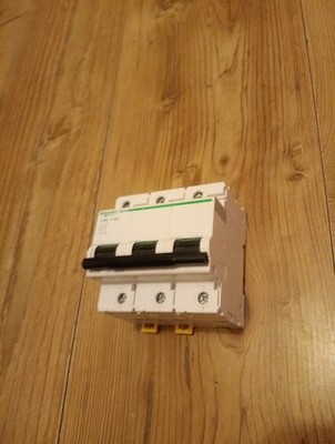 Schneider A9N18367 C120H 100 Amp Typ C 3 polig MCB, neu kleiner Kratzer, schneller Versand