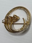 Vintage Gold-Tone Floral Circle Brooch with Pearl Accent — photo 4