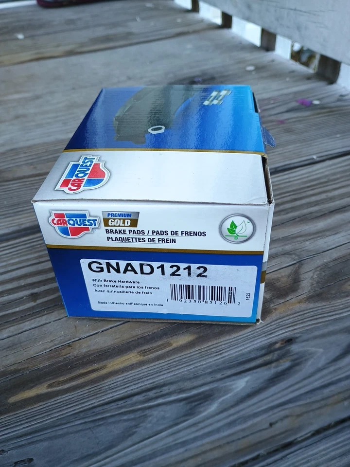 Juego de pastillas de freno de disco-Pastillas de freno traseras de cerámica dorada premium CARQUEST GNAD1212 Foto 2 de 4