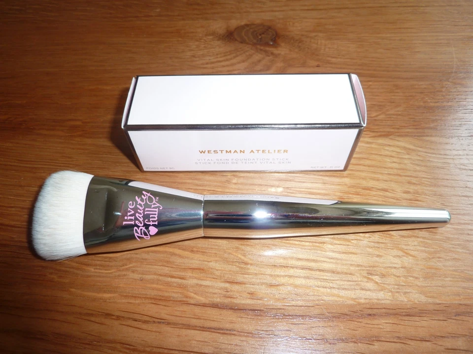 WESTMAN ATELIER Vital Skin Foundation Stick Farbe Atelier II + Foundation Pinsel - Bild 2 von 4