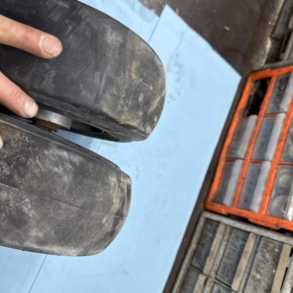 Llantas delanteras Dixon Riding Cortacésped Velocidad ZTR 30 Foto 4 de 4