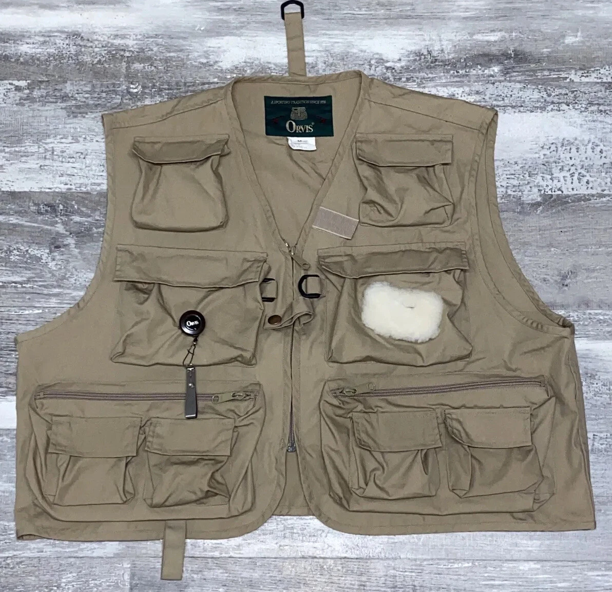 Men's ORVIS Fly Fishing VEST sz Medium #74239 Item# 1849 khaki 7 Pocket Patch