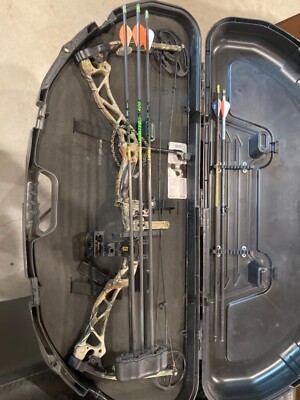 Bowtech compound bow right hand. Very good condition. New strings. All included 