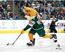 Nordy Minnesota Wild Unsigned Green Jersey Shooting 8