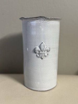 Abigails Italy White Stoneware Vase Fleur de Lis 8  Tall 13.6   Circ Vintage