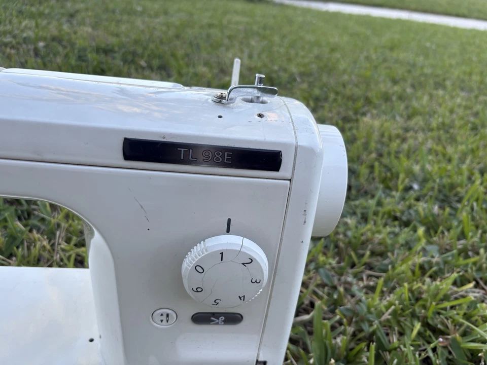 JUKI TL-98E Sewing and Quilting Machine Read Description - Image 3 of 4