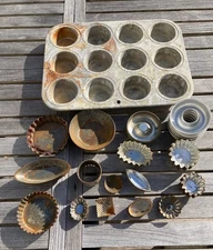 lot de mini moules à gâteaux diverses formes et un grand, fer/aluminium, anciens
