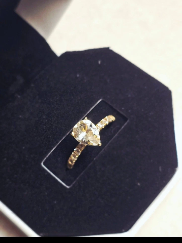 Anillo de compromiso en forma de pera Foto 3 de 3