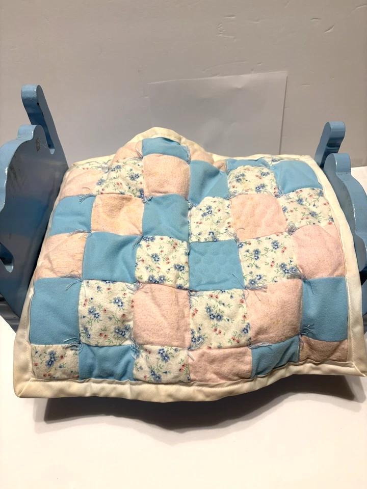 Cama de madera azul vintage hecha a mano para muñecas de 16" edredón y colchón en sábana de franela Foto 2 de 4