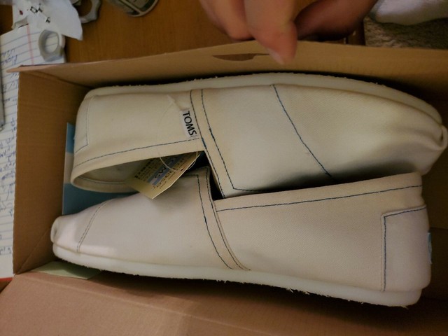toms classic white canvas
