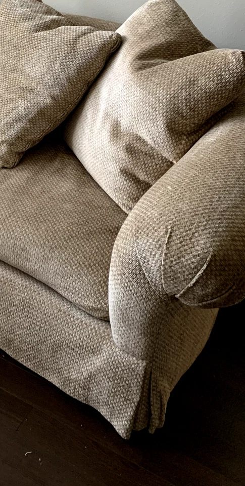 MARCA CENTURY - SOFÁ GRANDE CURVO RELLENO DE PLUMAS BEIGE NEUTRO TOSTADO Foto 3 de 4