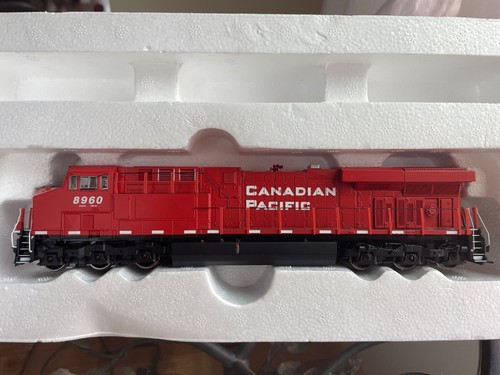Walthers Mainline escala HO GE ES44 loco para Canadian Pacific # 8960 con CCC y sonido | Zustand: New