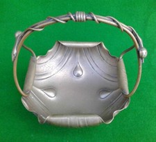 5" FOOTED METAL BASKET WITH HANDLE.