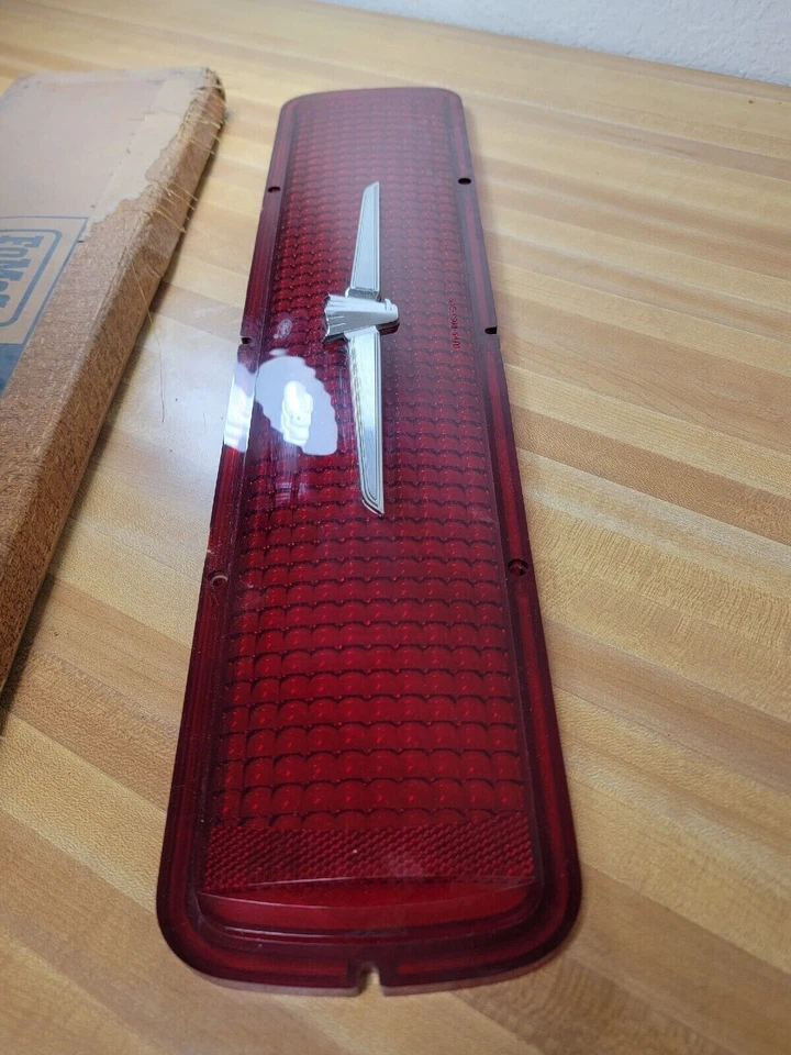 Lente de luz trasera Ford Thunderbird 1964 C4SZ-13450-A-1 NOS Foto 3 de 4