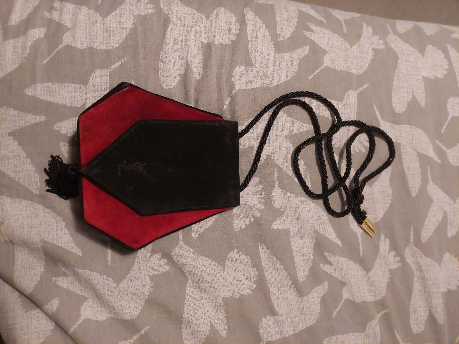 YVES SAINT LAURENT borsa a tracolla in pelle scamosciata nera e rossa degli anni '60.