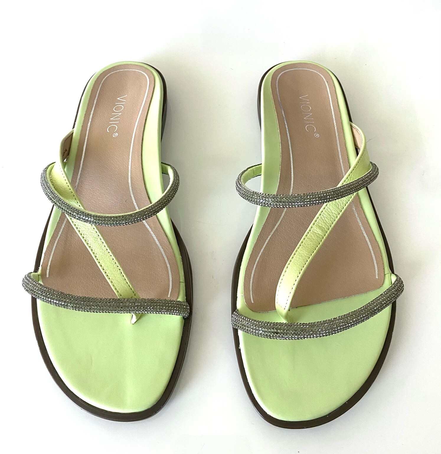 VIONIC Зеленый Металлический Горный хрусталь Мерцает ослепительной призмой, Скользящая сандалия, 6 US M