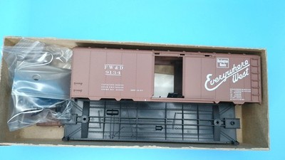 Roundhouse HO Fort Worth And Denver Burlington Route 40 Foot Box Car Kit 9134