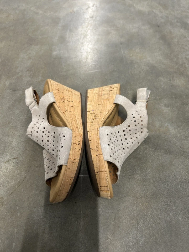 Sandalia de cuña de gamuza Rockport Briah para mujer corte láser metálico caqui 8,5 Foto 3 de 4