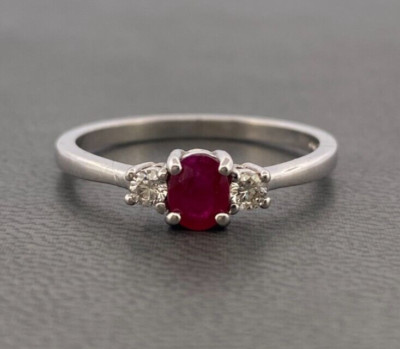 Ring 9 kt Weißgold Rubin & Diamant drei Steine Größe N 1/2 gepunzt