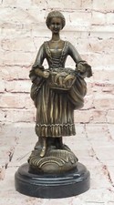 Statua in bronzo firmata Milo di dama vittoriana con cesto vintage vendita casa arte