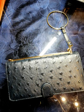 Pochette con indosso a bracciale  Carpisa (blu notte)  con sacchetto brandizzato