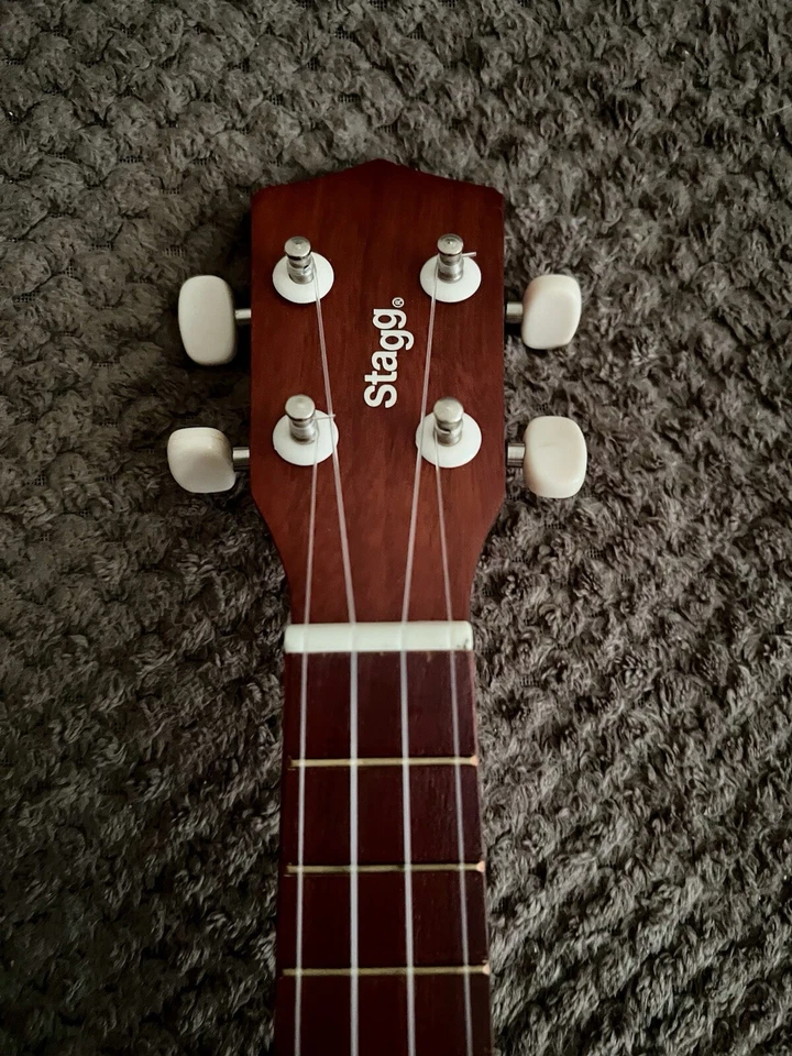 Ukelele Stagg hecho a mano marrón Foto 4 de 4