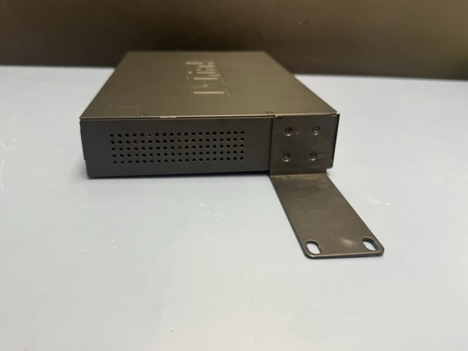 D-Link 16-Port Unmanaged Gigabit Ethernet Switch DGS-1016D - Image 4 of 4