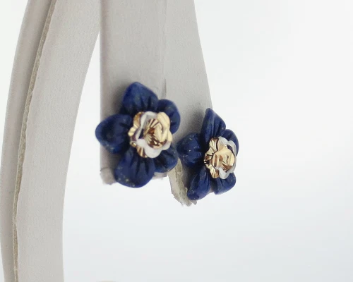 Aretes con flores de oro macizo de 14k en dos tonos con potenciadores de lapislázuli azul Foto 3 de 4