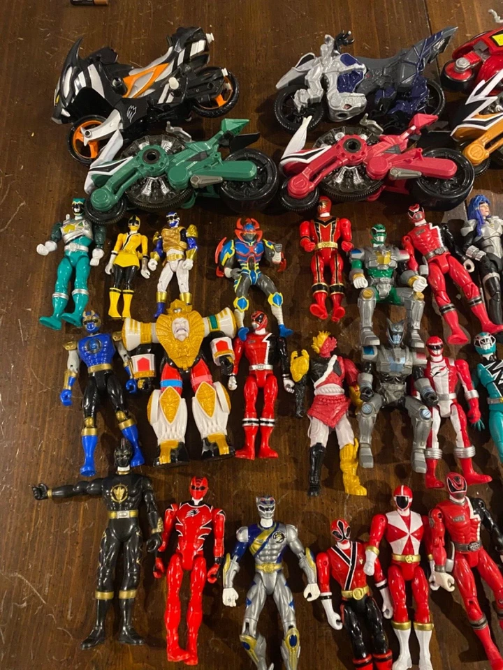 Lote de 30 figuras mixtas grandes de Mighty Morphin Power Rangers más vehículos Foto 2 de 4