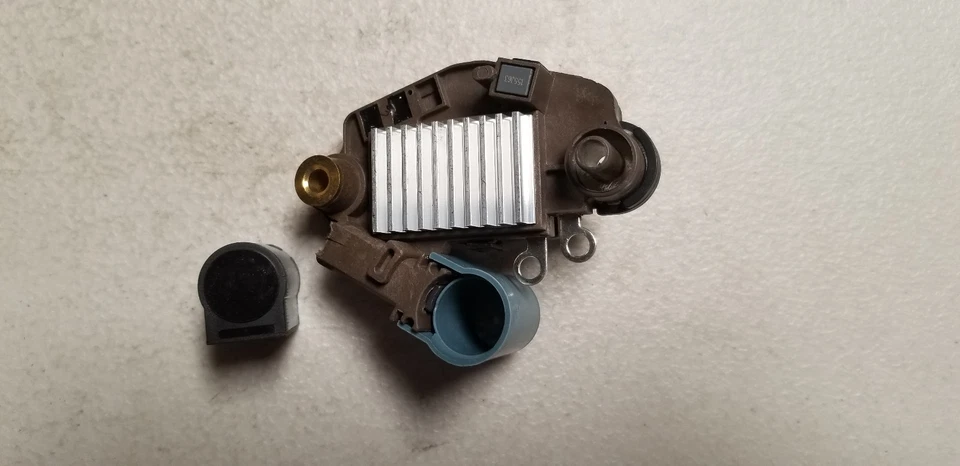 Nuevo regulador de voltaje del alternador 593305, 593318, YM10607P, YM1606P1, M577 Foto 2 de 4