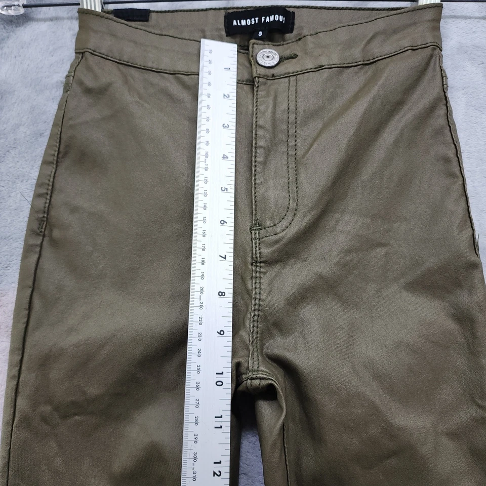 Pantalones de mezclilla Almost Famous para mujer 3 jóvenes verde imitación cuero tiro súper alto ajustados Foto 3 de 4