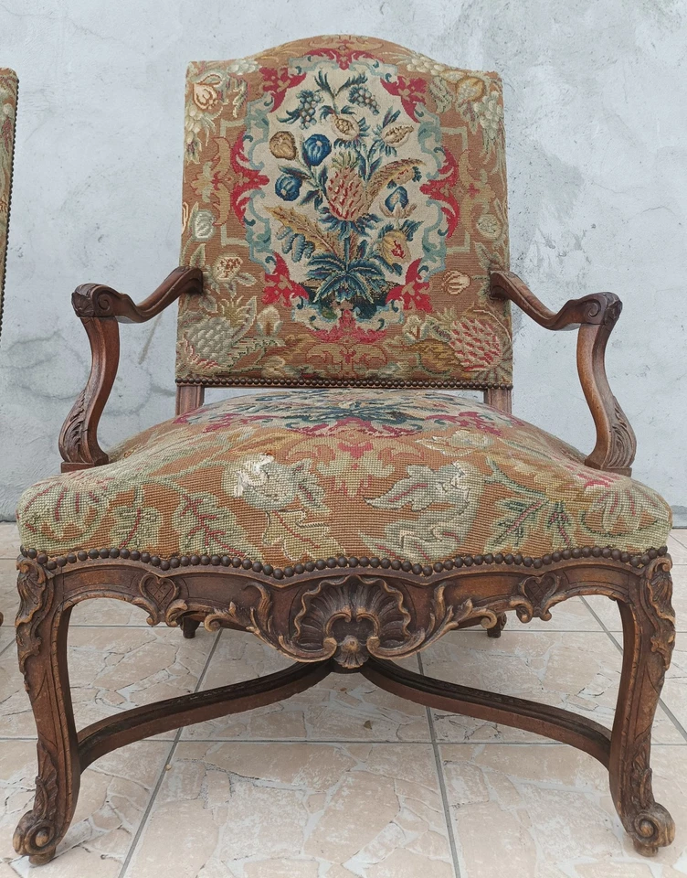 Paire de fauteuils Régence en noyer sculpté - Photo 3/4