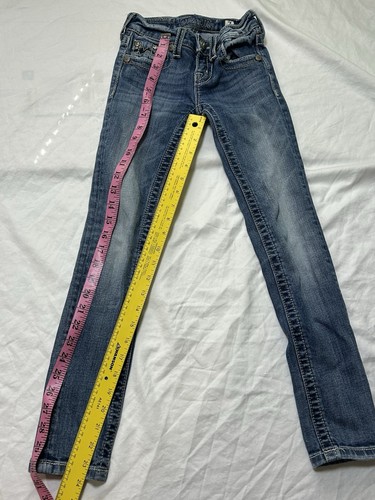 Jean ajustado Miss Me para niñas jóvenes talla 7 jk103752 pedrería lavado medio - Imagen 8 de 9