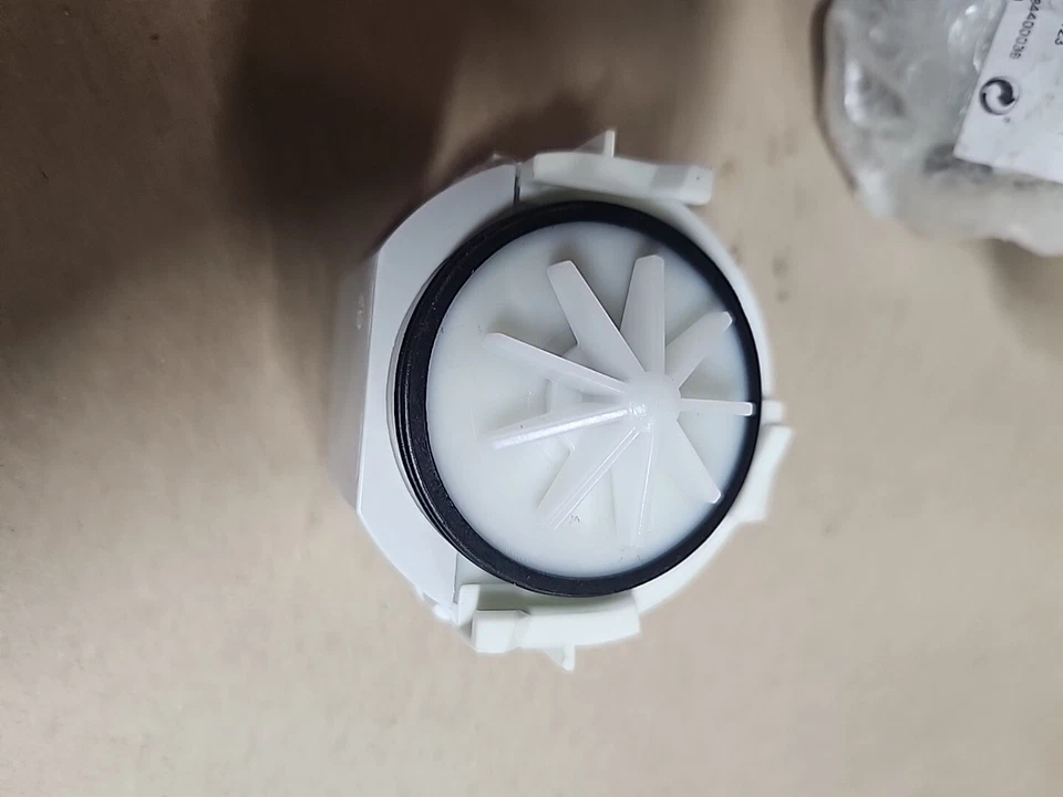 Nuevo. OEM. Bomba de drenaje para lavavajillas Bosch Thermador 00611332 1 Foto 4 de 4