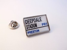 PRESTON NORTH END STADIUM ROAD STREET SIGN LAPEL PIN BADGE GIFT