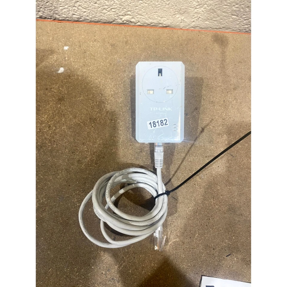 TP-Link TL-PA4010P AV500 Powerline Adapter White 500Mbps LAN-Port UK 3-Pin Plug - Image 2 of 4