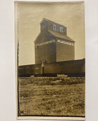 c.1915 ATLAS GRAIN ELEVATOR CO PICTURE SOUTH DAKOTA PRAIRIES NORTHERN TRAIN