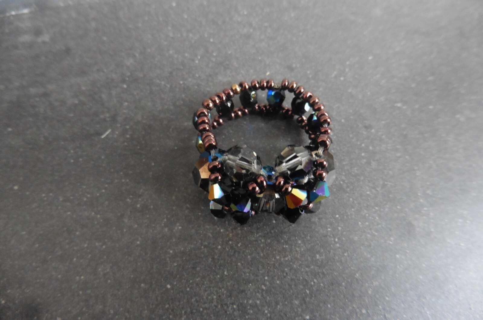 Bague fait main cristaux gris noir irisés perles rocaille cuivre taille 54 femme