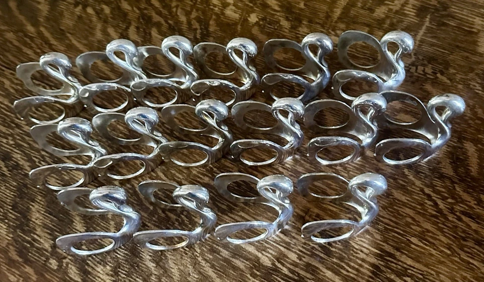 VINTAGE WM A ROGERS SET OF 16 SILVERPLATE SWAN NAPKIN RINGS HOLDERS 80’s - Image 3 of 4