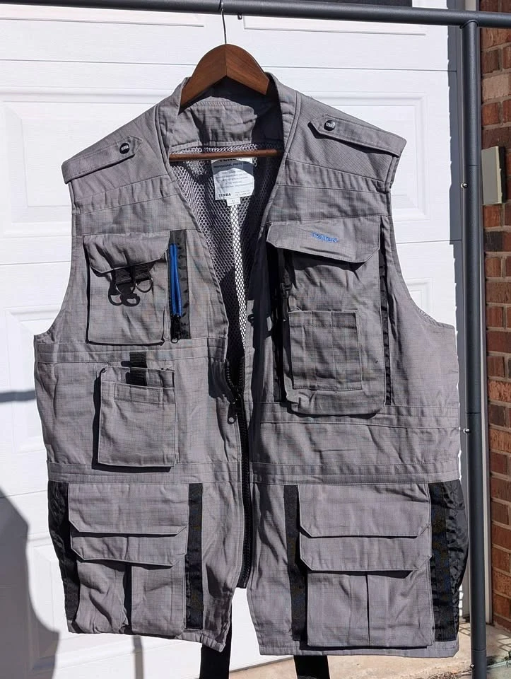 Chaleco fotográfico profesional Tenba XL - Chaleco de viaje utilitario para fotógrafo de varios bolsillos Foto 3 de 4