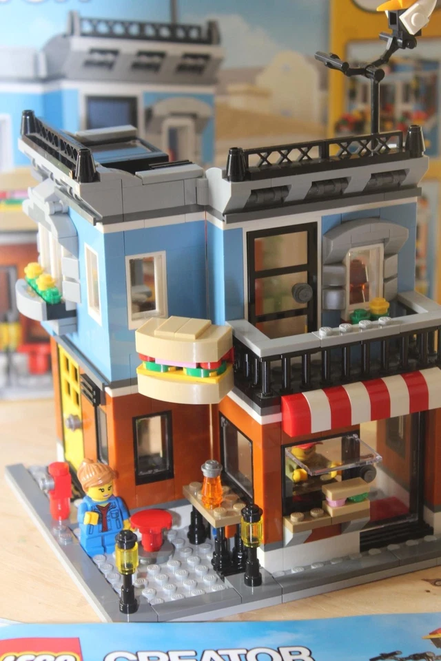 LEGO Creator 31050 Corner Deli, foto 2 di 5