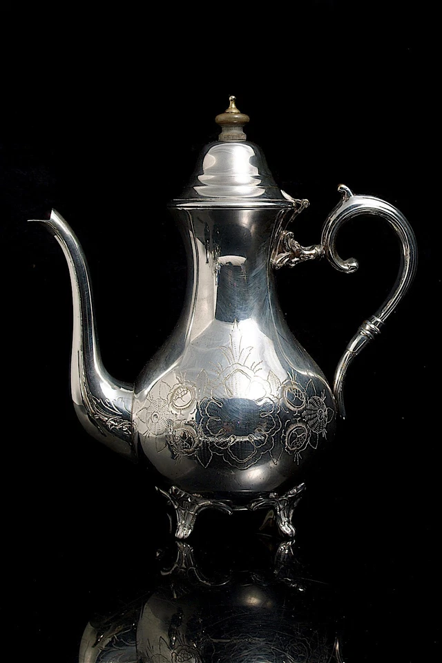 ANTIQUE SHEFFIELD REP SILVER PLATE 4 PIECE TEA / COFFEE SERVICE HAND CHASED SET. - Image 3 of 4