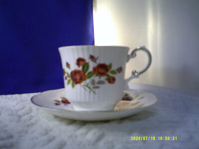*VINTAGE ROYAL CREST DEEP RED ROSES FINE BONE CHINA  CUP & SAUCER ENGLAND