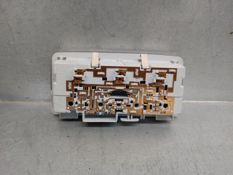 39027174 lumière habitacle pour OPEL CROSSLAND X 1.2 2017 4681014 - Photo 2/4