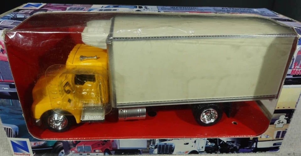 New Ray Kenworth Box Truck 1/43 - Image 2 of 3
