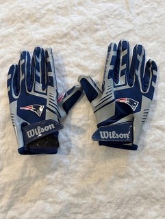 Wilson NFL New England Patriots Youth M Full Finger Football Gloves Pair