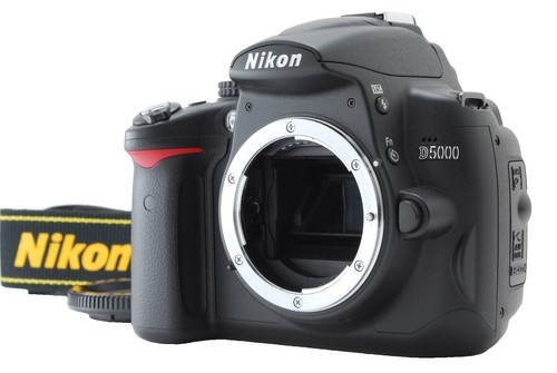 Nikon D5000 12.3MP AF-S Nikkor 18-55mm VR Lens Kit DSLR Digital