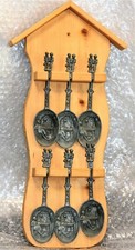 6 Alte L&ouml;ffel aus Zinn auf Holzbrett f&uuml;r die Wand, Sammell&ouml;ffel. Zinntafel, Zinn
