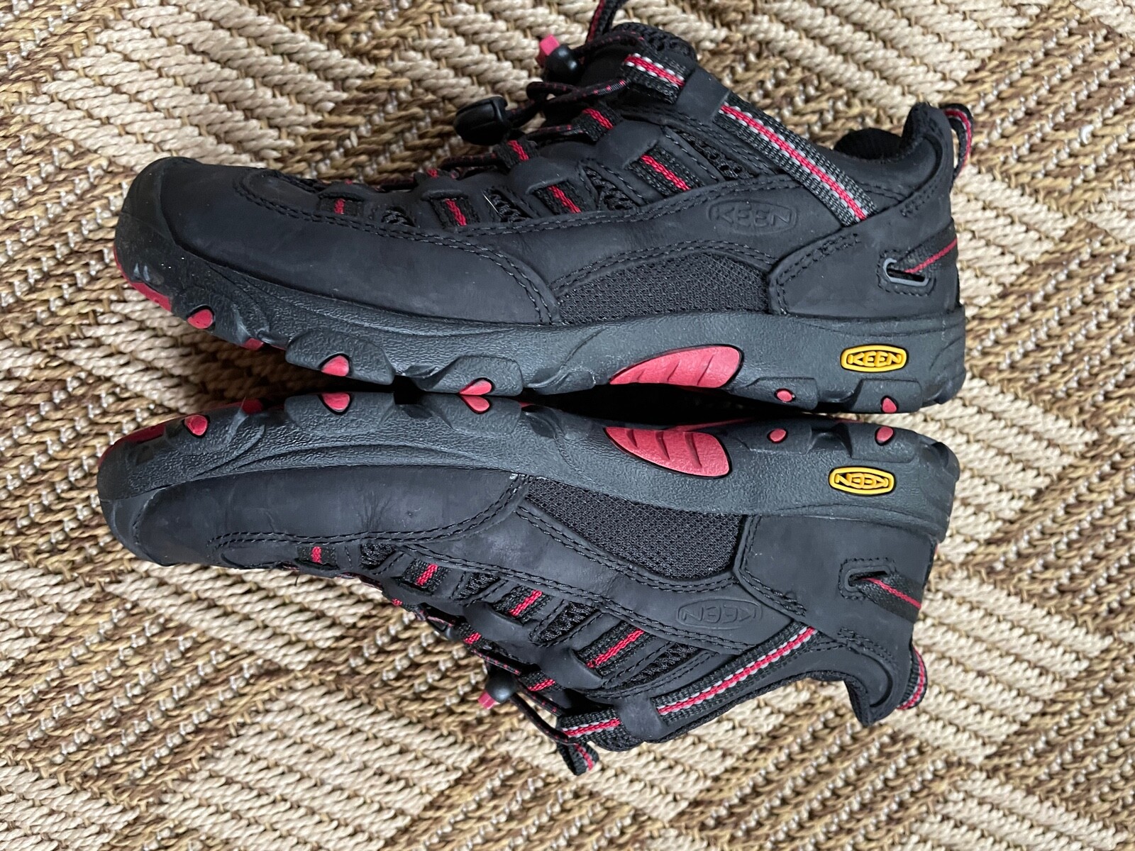 Keen Sneaker Kids 37 Black and RED Leather Trail Hiking Shoes Youth Size 4