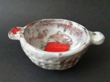 Petite coupe à oreilles d' Alice Colonieu en blanc, noir et rouge. Vallauris